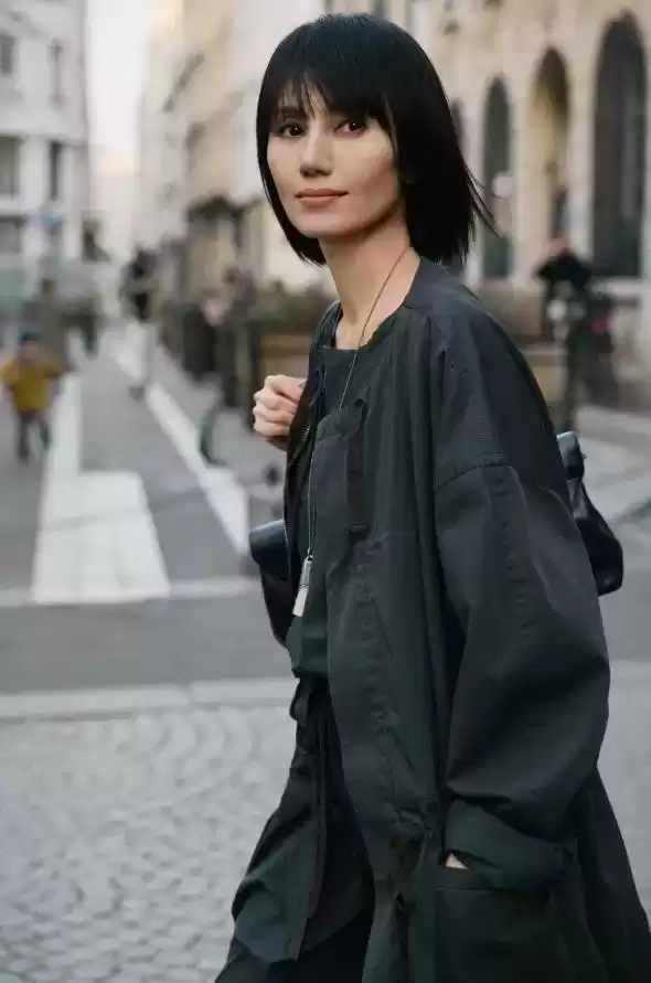 臀部大如何搭配服饰？48岁袁泉掀起新潮流： oversized外套与阔腿裤组合，时尚减龄