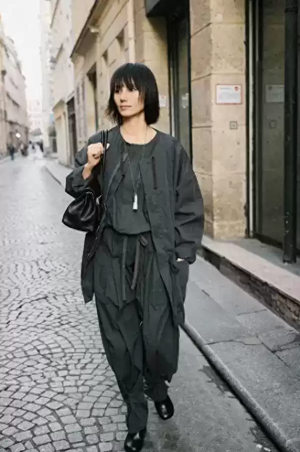 臀部大如何搭配服饰?48岁袁泉掀起新潮流: oversized外套与阔腿裤组合,时尚减龄 臀部大如何搭配服饰?48岁袁泉掀起新潮流: oversized外套与阔腿裤组合,时尚减龄