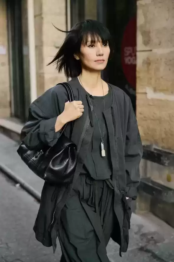 臀部大如何搭配服饰?48岁袁泉掀起新潮流: oversized外套与阔腿裤组合,时尚减龄 臀部大如何搭配服饰?48岁袁泉掀起新潮流: oversized外套与阔腿裤组合,时尚减龄