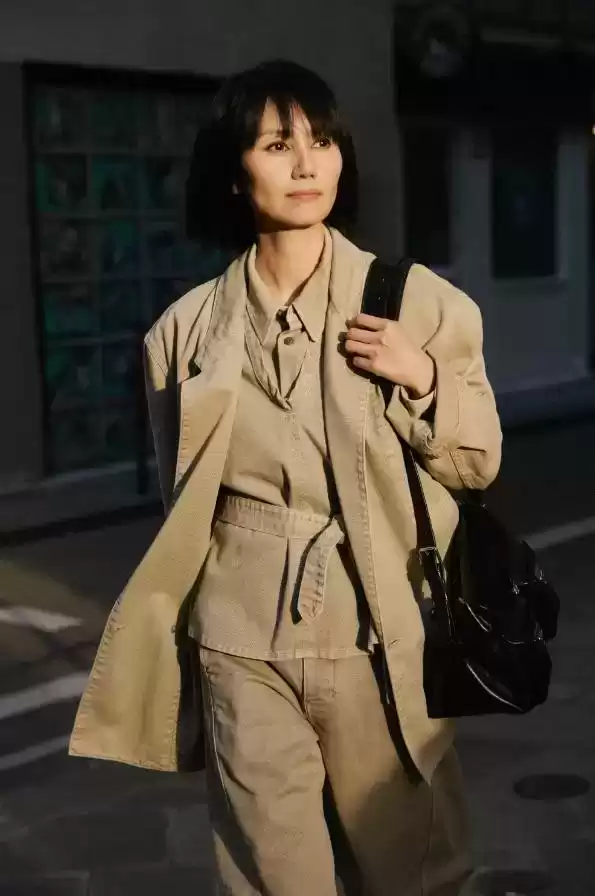 臀部大如何搭配服饰?48岁袁泉掀起新潮流: oversized外套与阔腿裤组合,时尚减龄 臀部大如何搭配服饰?48岁袁泉掀起新潮流: oversized外套与阔腿裤组合,时尚减龄