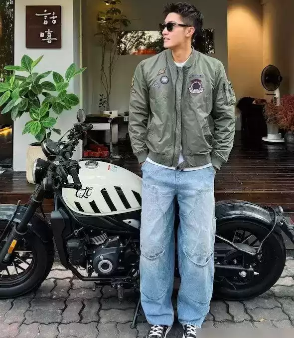 男生穿衣搭配图 今年男人“最圈粉”的打扮：上半身穿夹克，下半身配牛仔裤，真酷