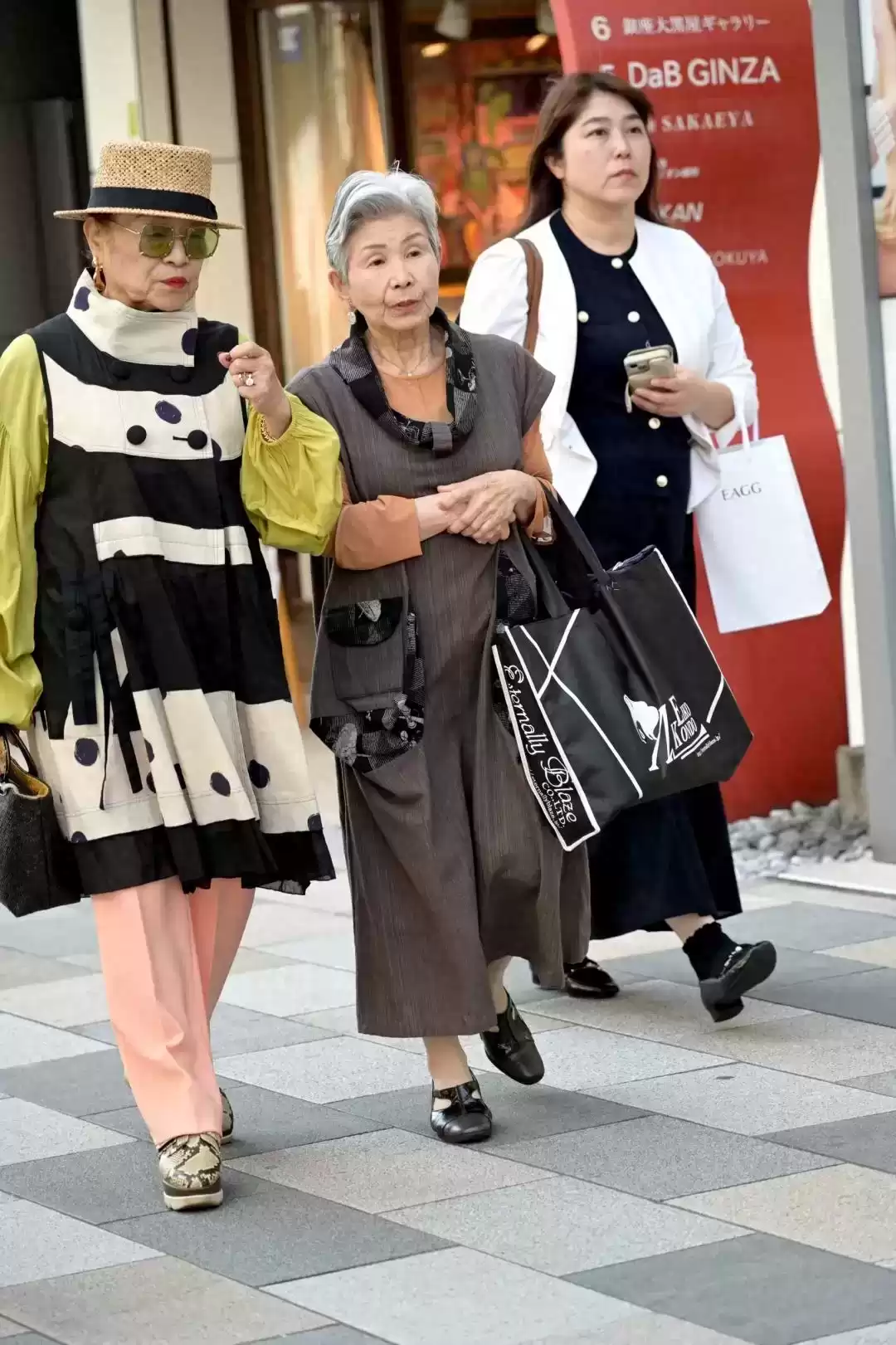 日本主妇穿搭美学揭秘：松弛感穿搭的显瘦密码