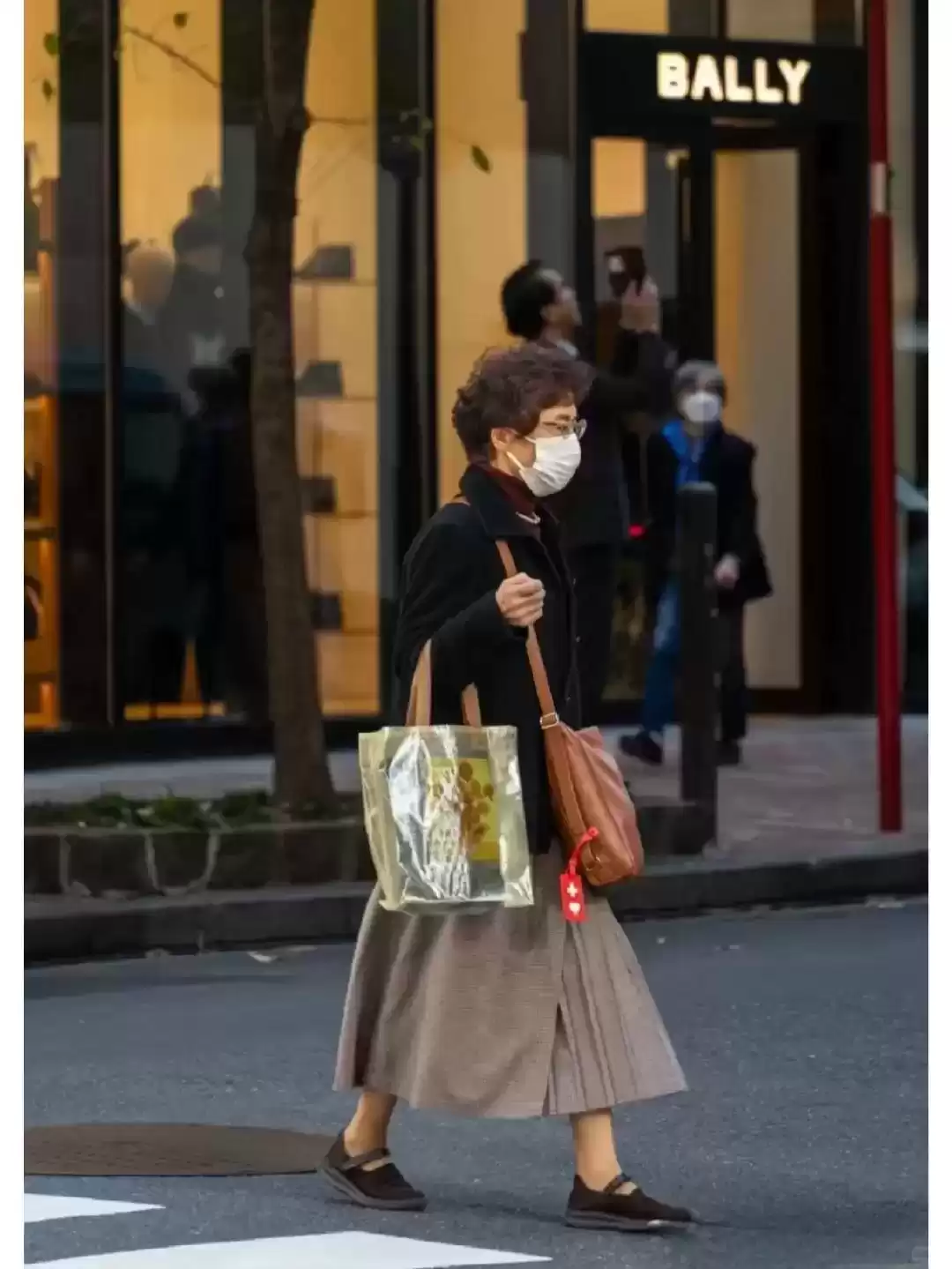 日本主妇穿搭美学揭秘：松弛感穿搭的显瘦密码