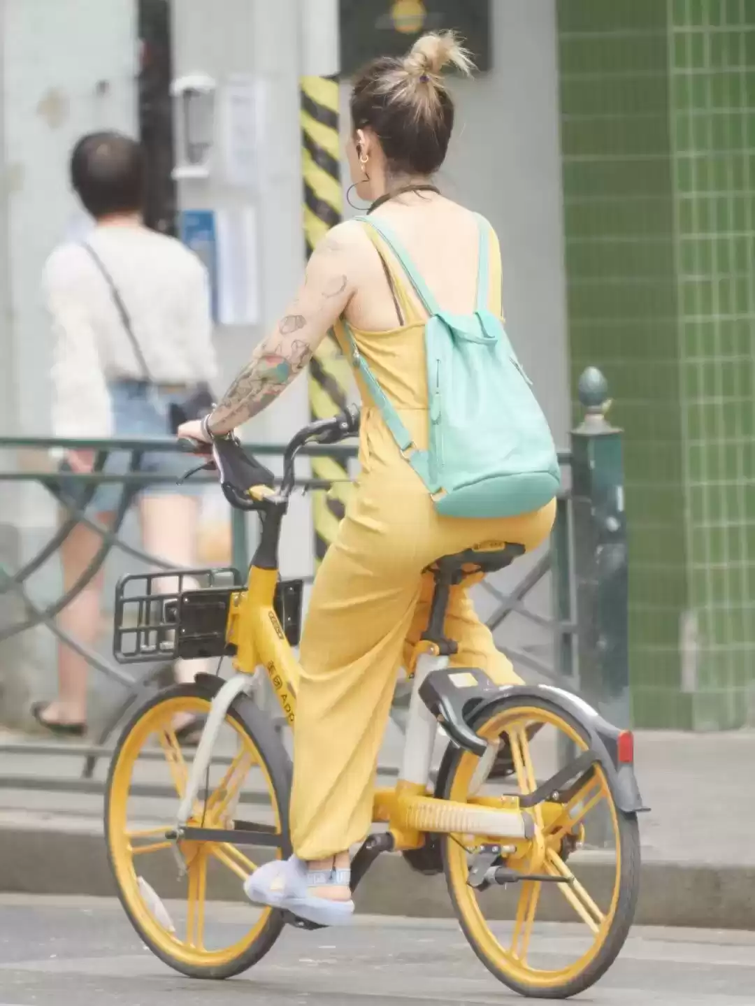 胖MM穿搭指南：身材无关紧要，街拍示范自信魅力