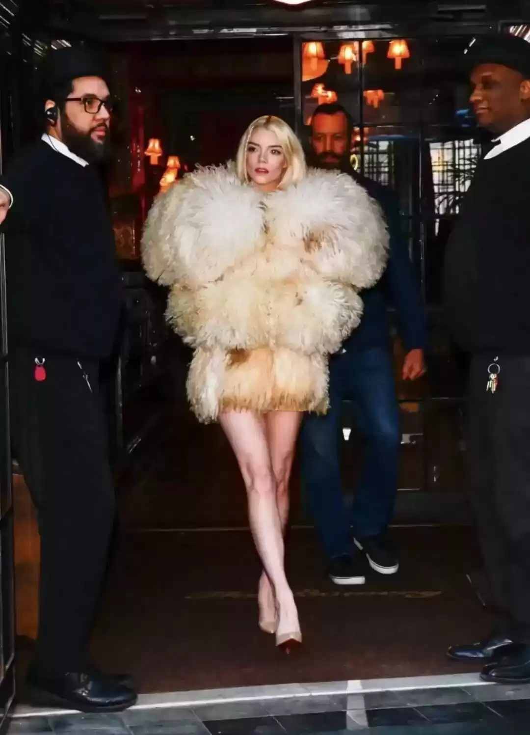 女明星冬日穿搭秘籍：时髦与保暖的完美平衡