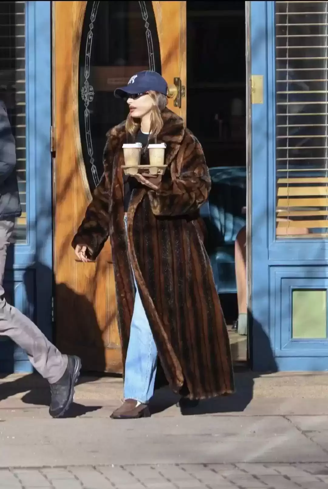 女明星冬日穿搭秘籍：时髦与保暖的完美平衡