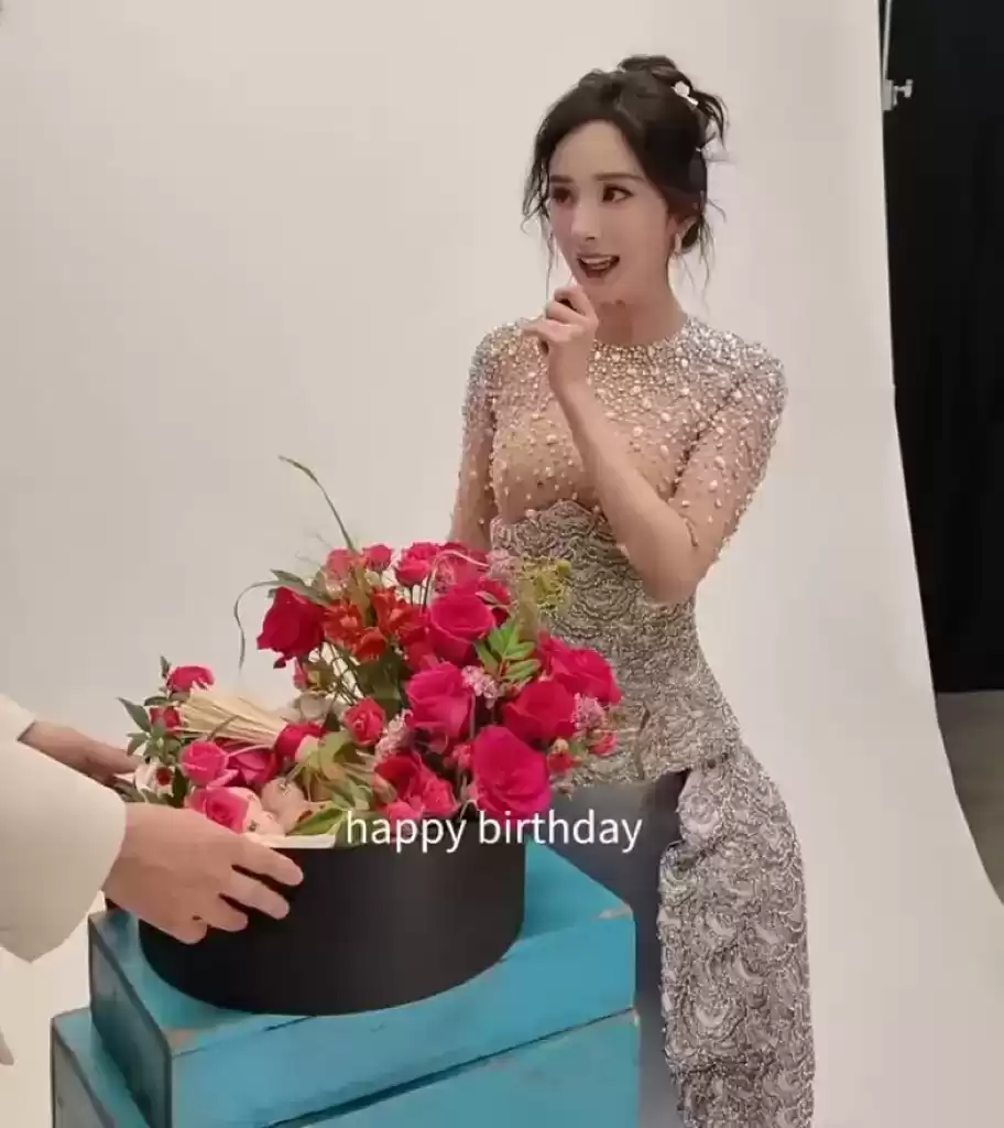 杨幂时尚风暴：透视礼服配裸色内衬，丰满曲线优雅绽放，完胜T台模特