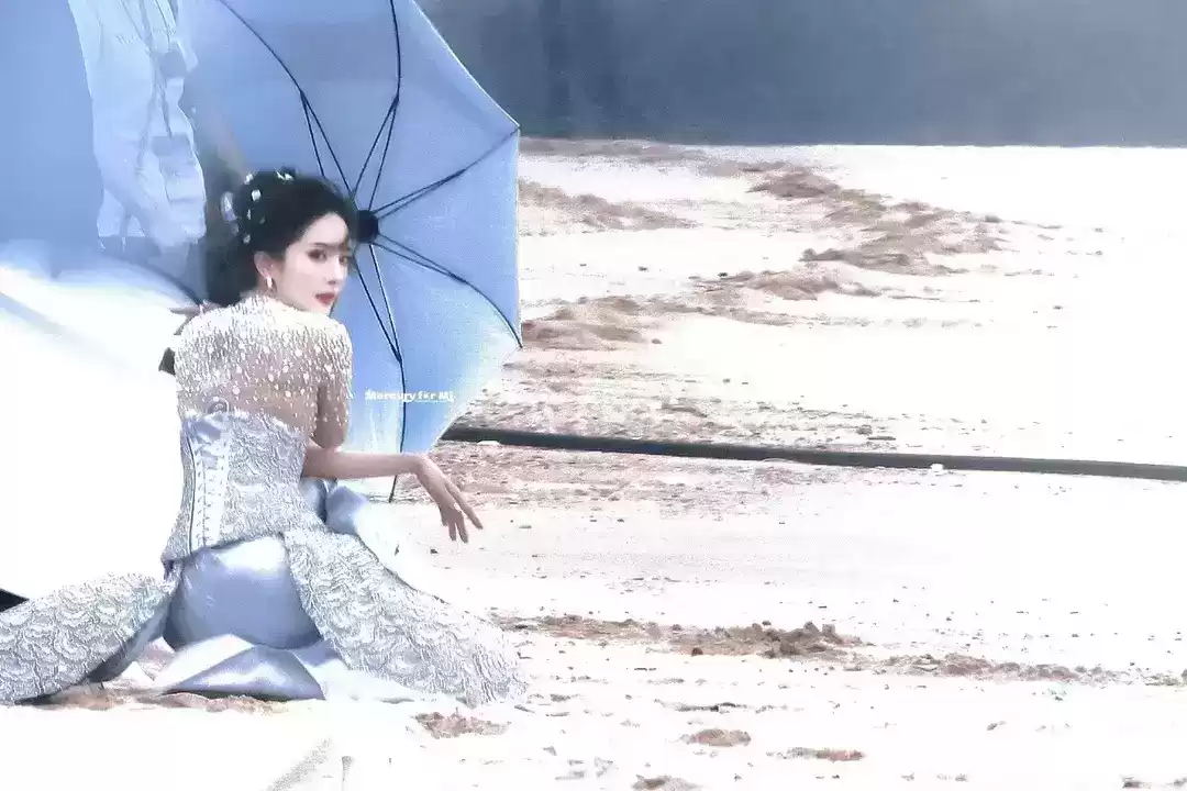 杨幂时尚风暴：透视礼服配裸色内衬，丰满曲线优雅绽放，完胜T台模特