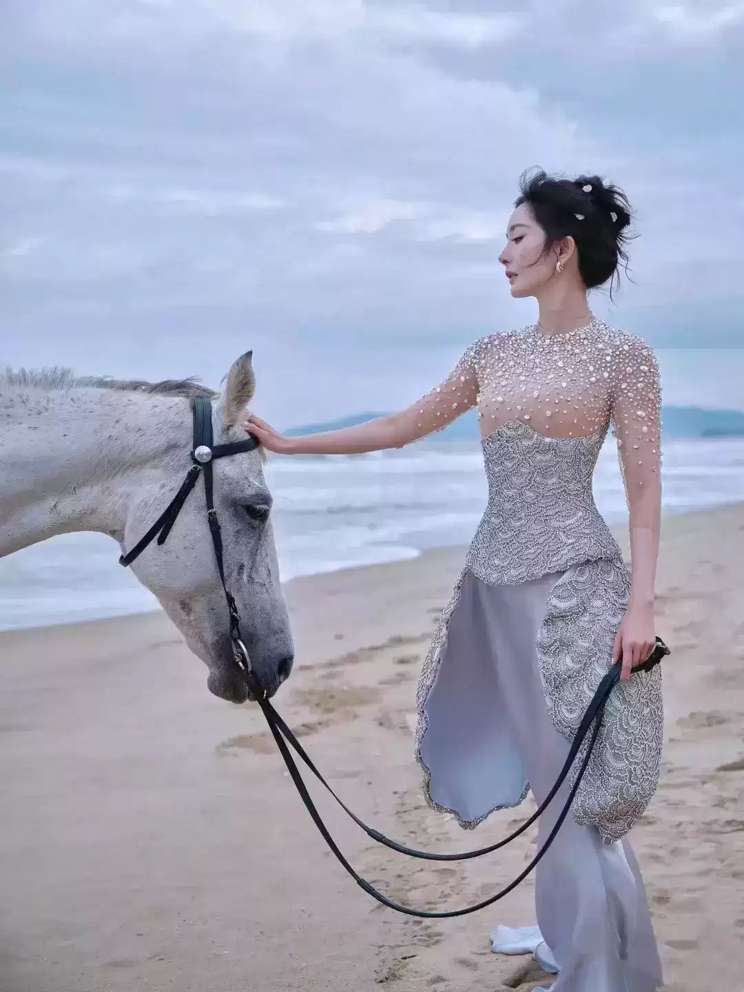 杨幂时尚风暴：透视礼服配裸色内衬，丰满曲线优雅绽放，完胜T台模特