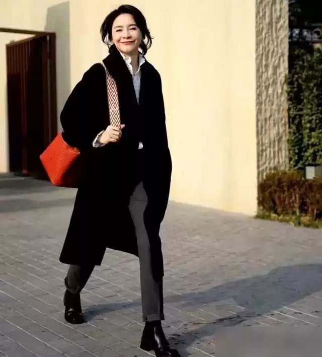 胖MM春季穿衣搭配秘籍：中年微胖女性的4个显瘦穿搭建议