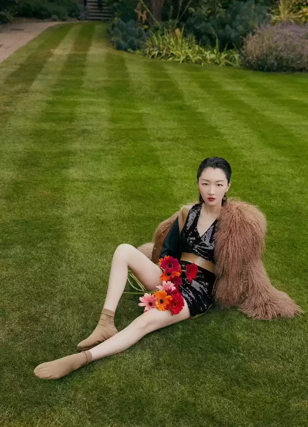 周冬雨穿衣搭配图片 搭配皮草不会“妆”？快来看看周冬雨大气又高级的简约妆面