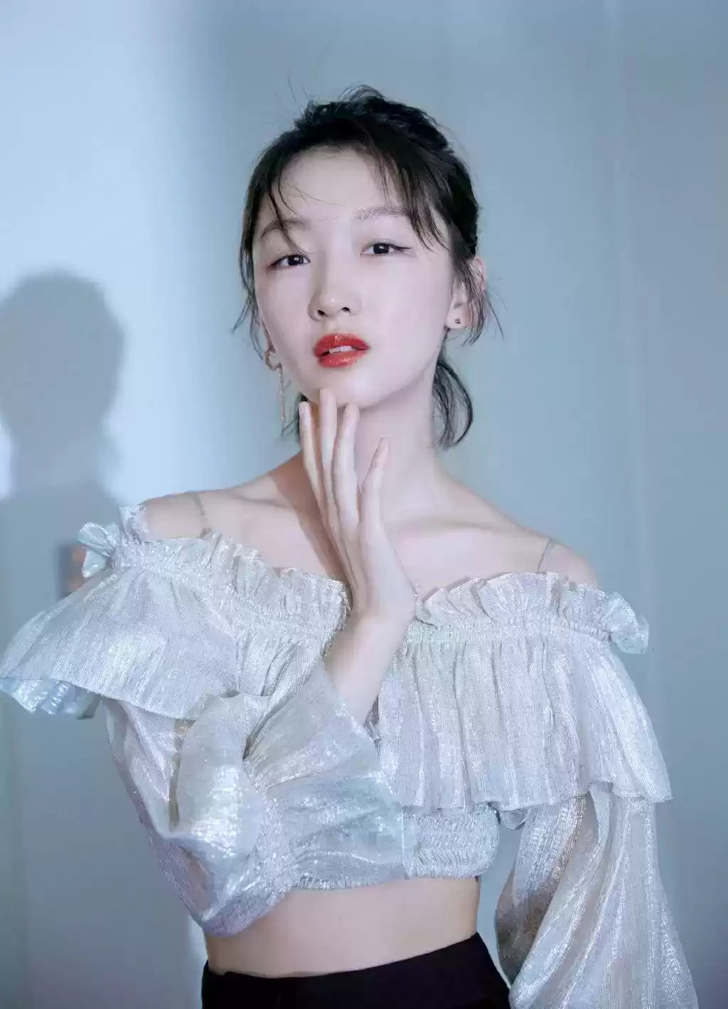 周冬雨穿衣搭配图片 搭配皮草不会“妆”？快来看看周冬雨大气又高级的简约妆面