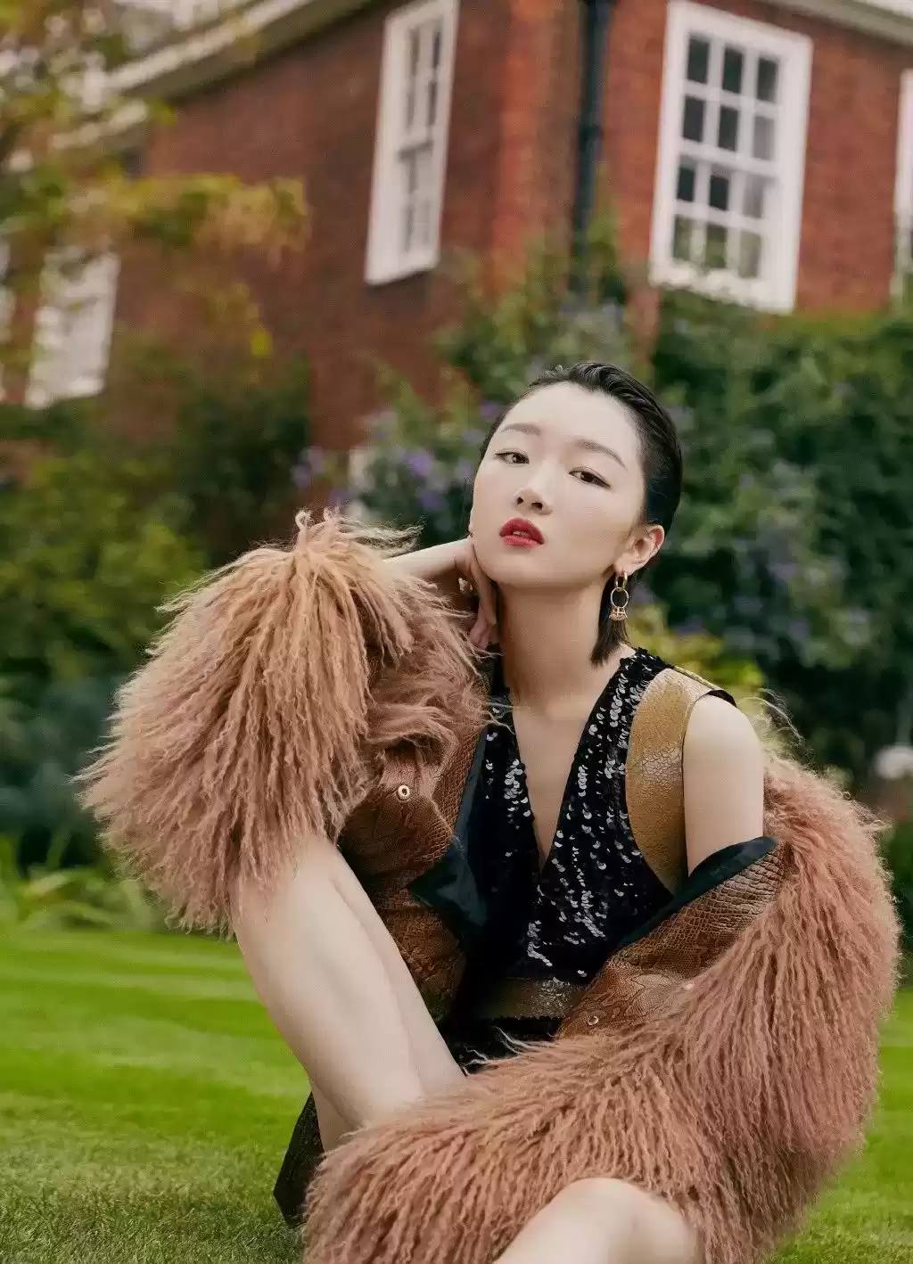 周冬雨穿衣搭配图片 搭配皮草不会“妆”？快来看看周冬雨大气又高级的简约妆面