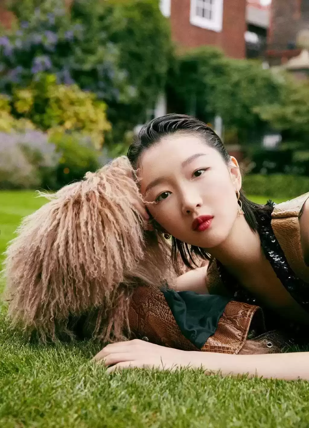 周冬雨穿衣搭配图片 搭配皮草不会“妆”？快来看看周冬雨大气又高级的简约妆面