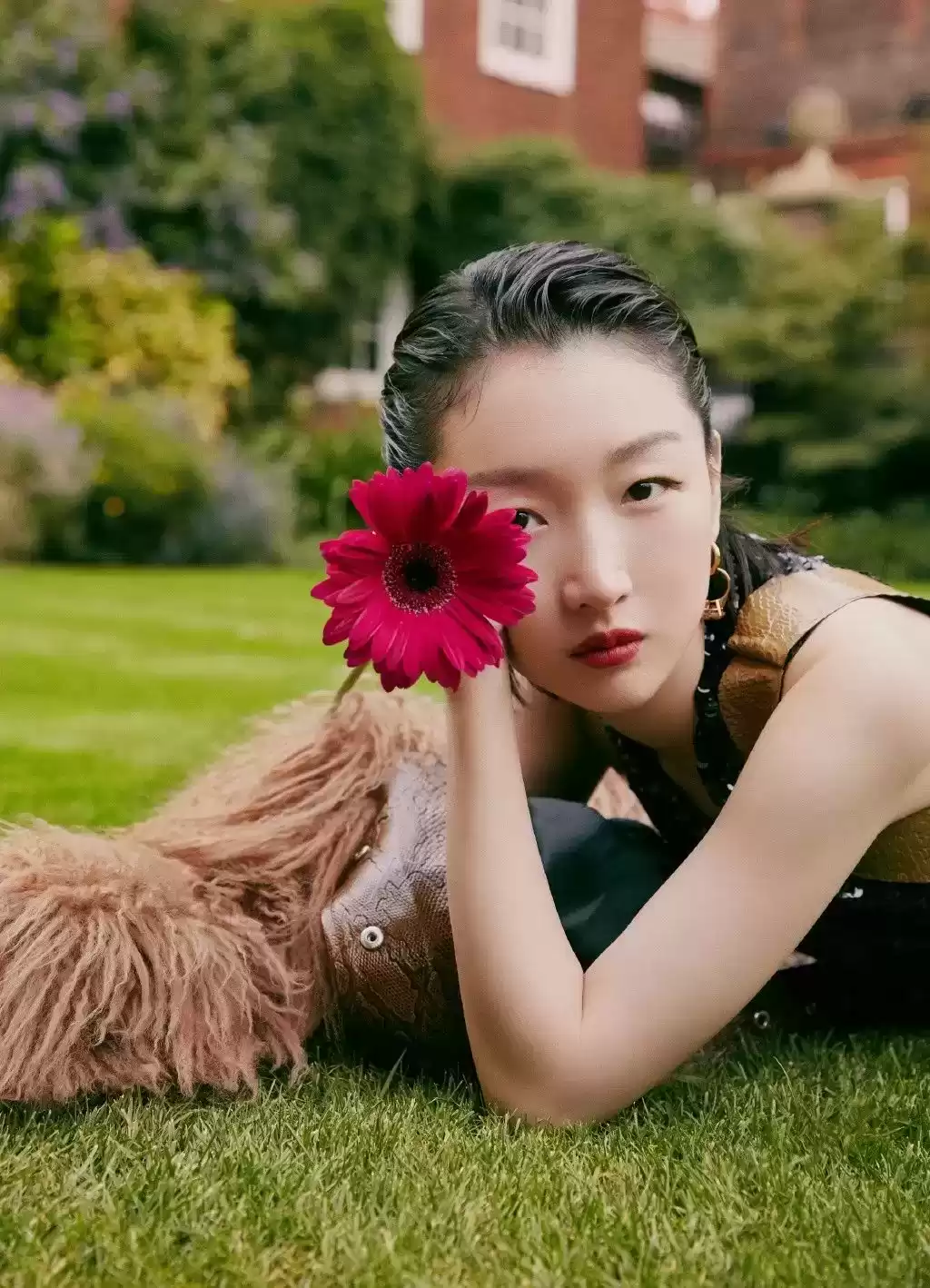 周冬雨穿衣搭配图片 搭配皮草不会“妆”？快来看看周冬雨大气又高级的简约妆面