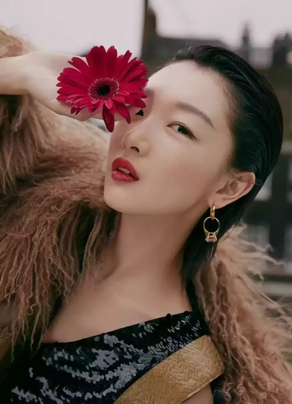 周冬雨穿衣搭配图片 搭配皮草不会“妆”？快来看看周冬雨大气又高级的简约妆面