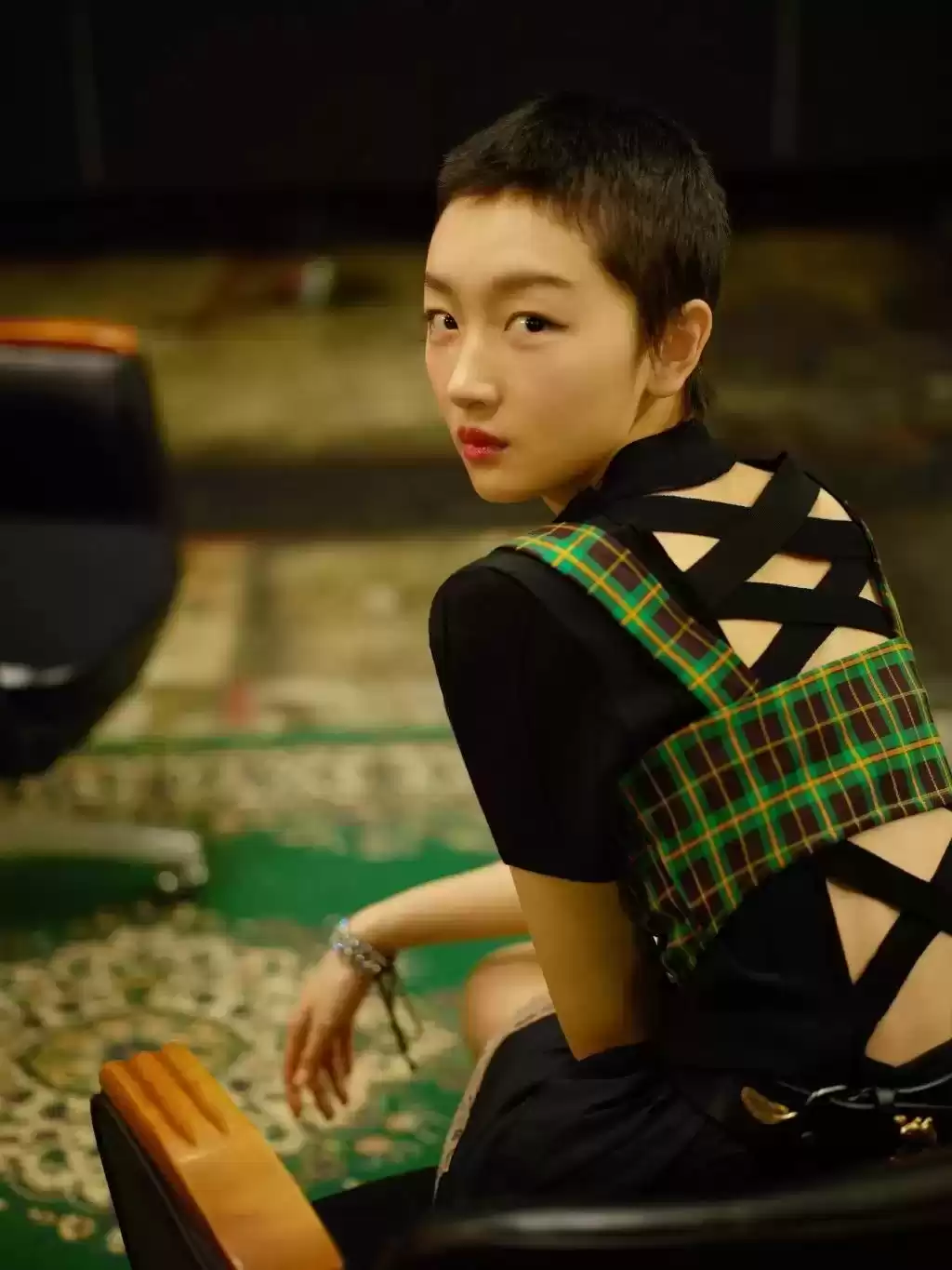 周冬雨穿衣搭配图片 搭配皮草不会“妆”？快来看看周冬雨大气又高级的简约妆面