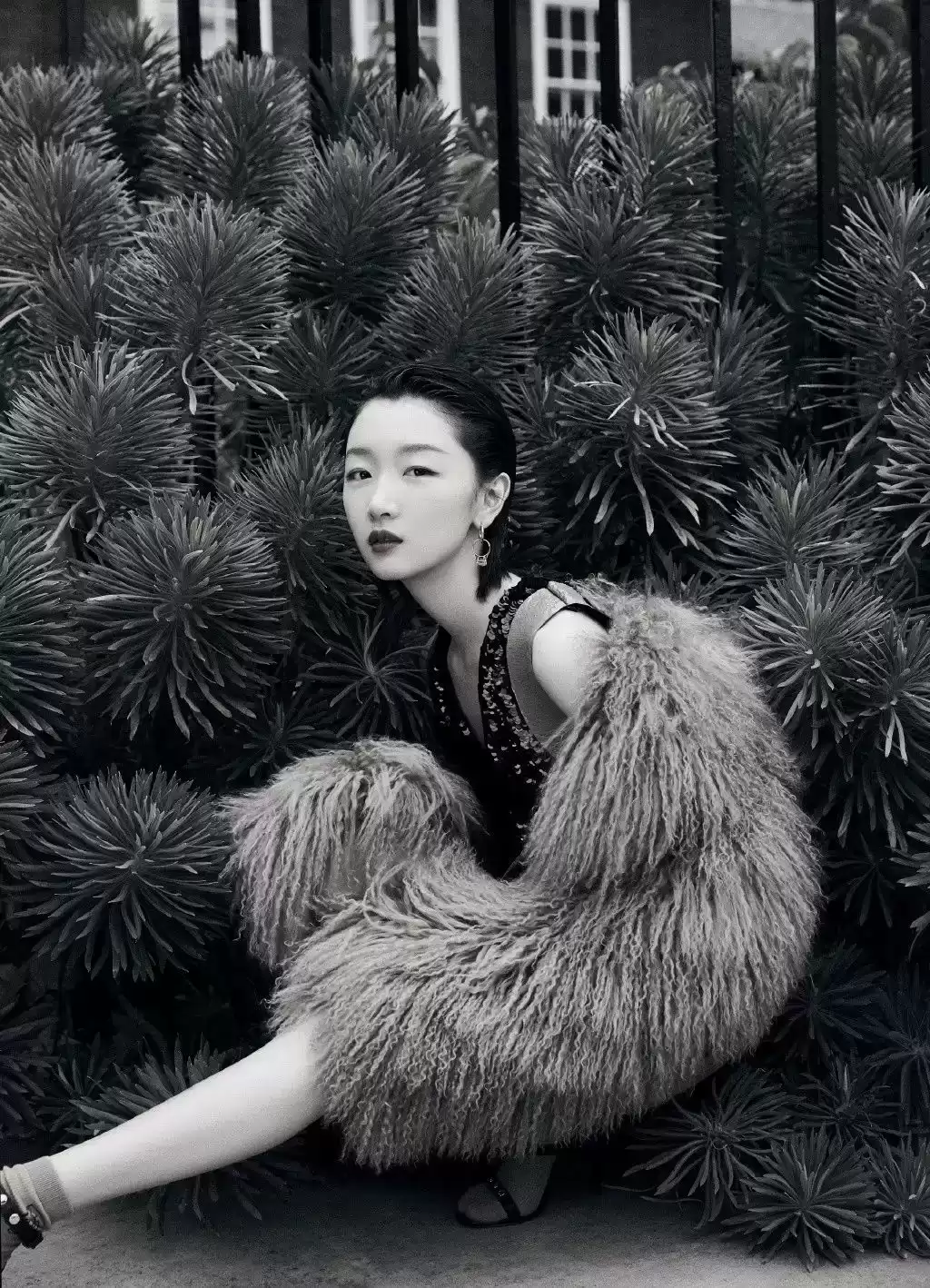 周冬雨穿衣搭配图片 搭配皮草不会“妆”？快来看看周冬雨大气又高级的简约妆面