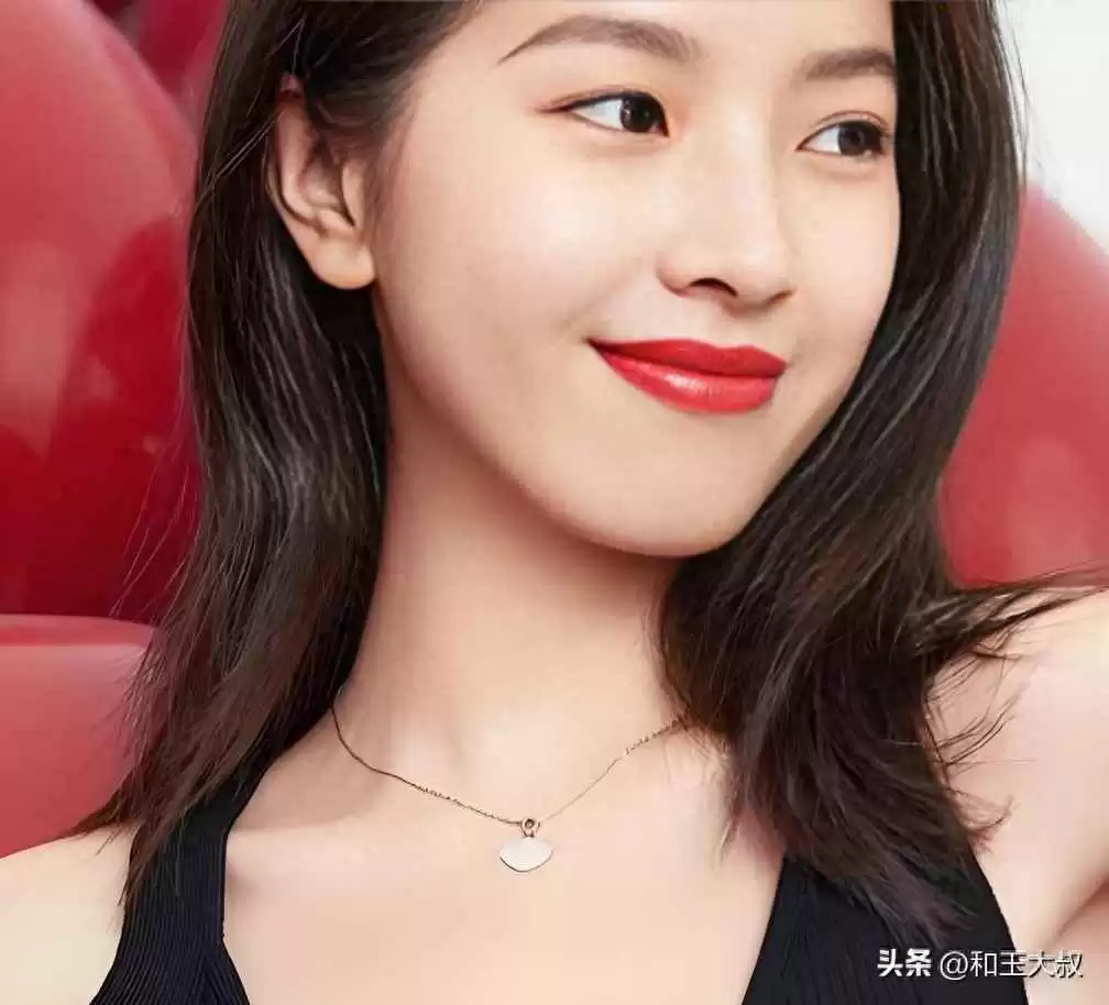 碧玉穿搭秘籍:和田玉与日常服饰搭配,同色系法则让你告别土气,高级感爆棚! 碧玉穿搭秘籍:和田玉与日常服饰搭配,同色系法则让你告别土气,高级感爆棚!