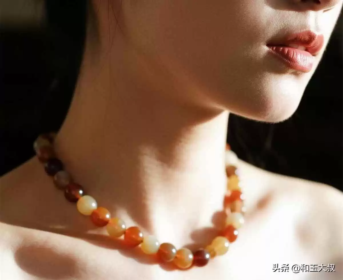 碧玉穿搭秘籍:和田玉与日常服饰搭配,同色系法则让你告别土气,高级感爆棚!