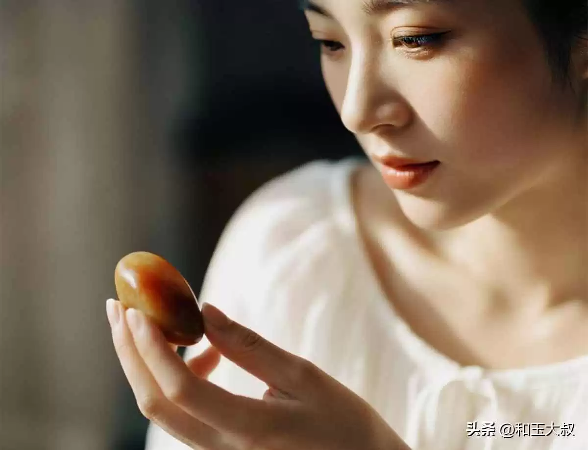 碧玉穿搭秘籍:和田玉与日常服饰搭配,同色系法则让你告别土气,高级感爆棚!