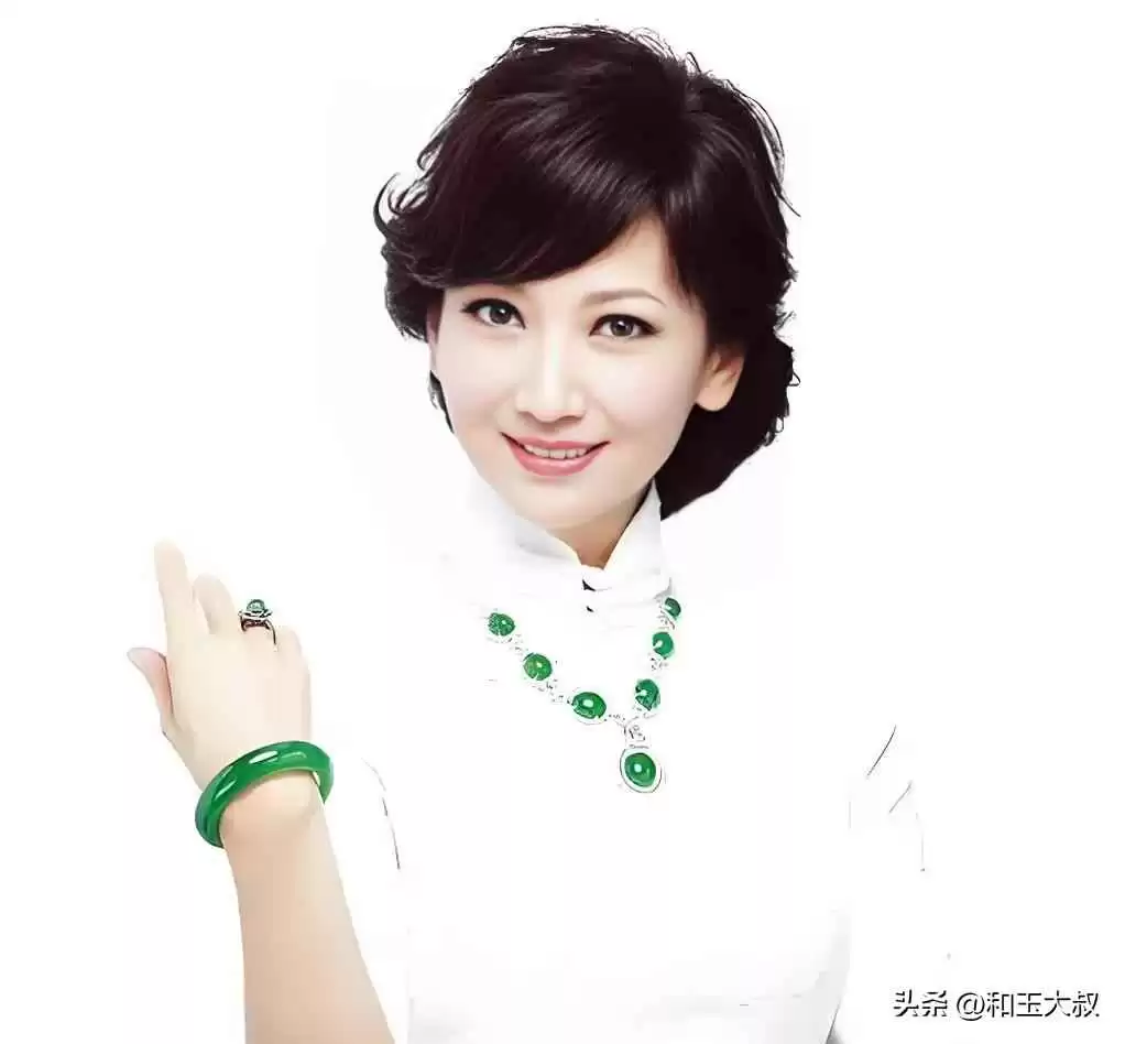 碧玉穿搭秘籍:和田玉与日常服饰搭配,同色系法则让你告别土气,高级感爆棚!