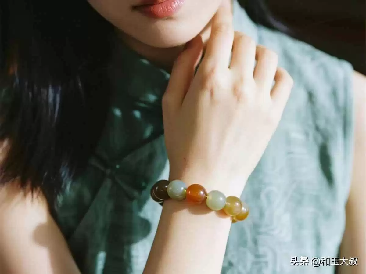 碧玉穿搭秘籍:和田玉与日常服饰搭配,同色系法则让你告别土气,高级感爆棚!