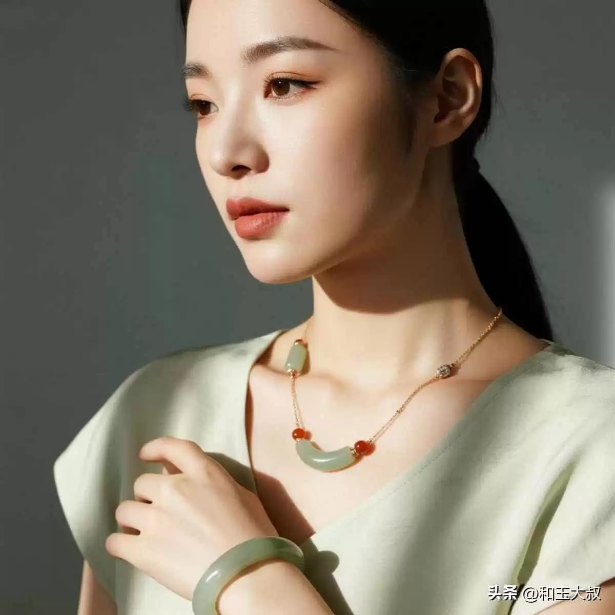 碧玉穿搭秘籍:和田玉与日常服饰搭配,同色系法则让你告别土气,高级感爆棚!