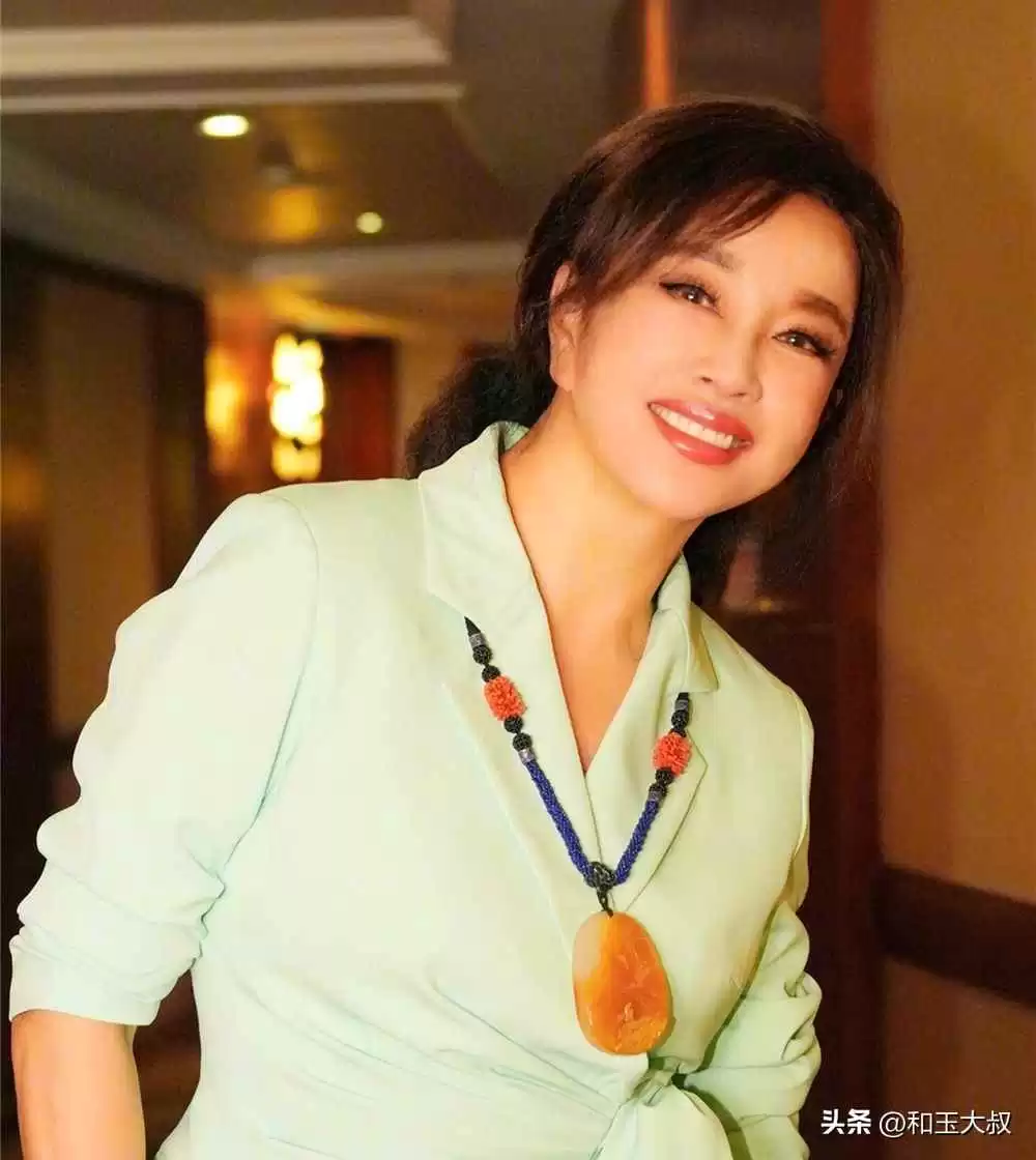 碧玉穿搭秘籍:和田玉与日常服饰搭配,同色系法则让你告别土气,高级感爆棚!
