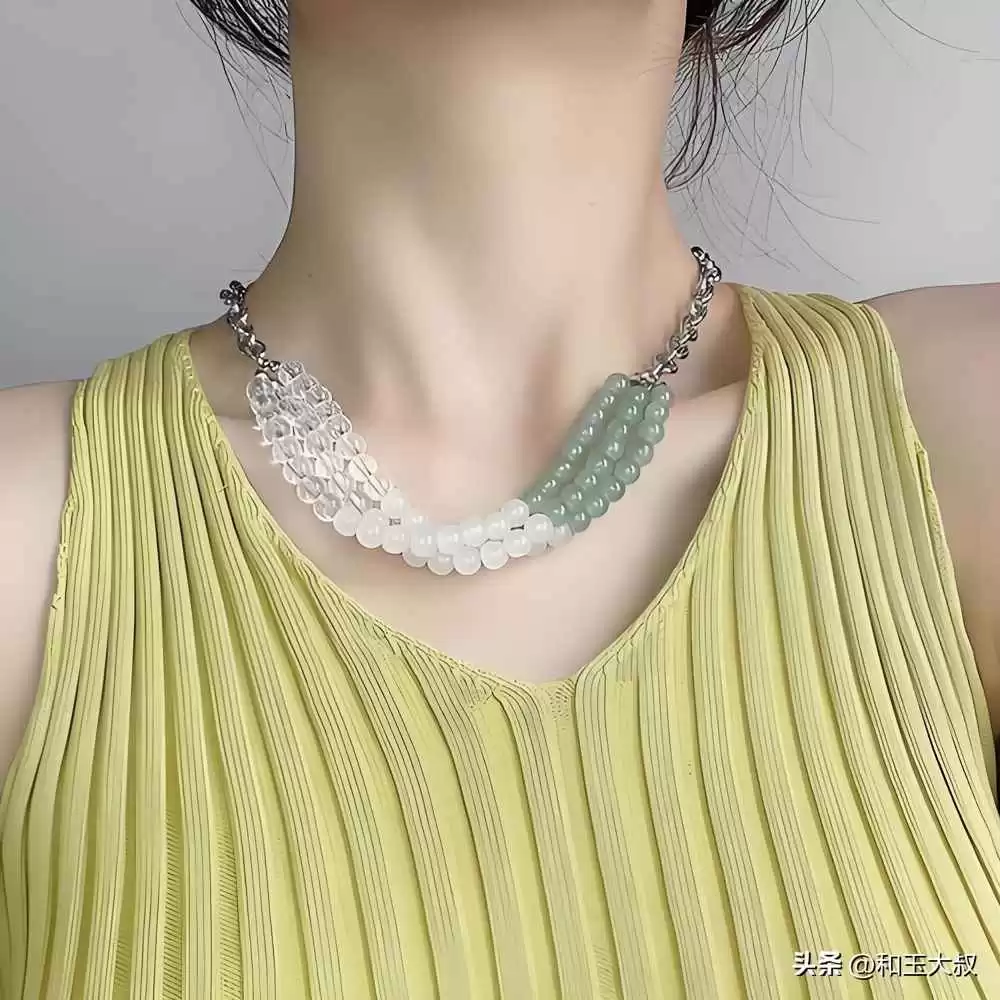 碧玉穿搭秘籍:和田玉与日常服饰搭配,同色系法则让你告别土气,高级感爆棚!