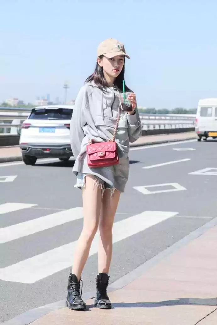 黄灿灿穿搭秘诀:灰蓝色卫衣配短裤,轻松秀出大长腿 黄灿灿穿搭秘诀:灰蓝色卫衣配短裤,轻松秀出大长腿