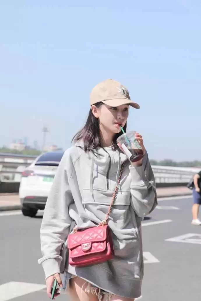 黄灿灿穿搭秘诀:灰蓝色卫衣配短裤,轻松秀出大长腿