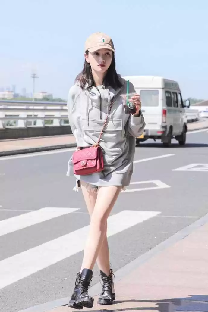 黄灿灿穿搭秘诀:灰蓝色卫衣配短裤,轻松秀出大长腿