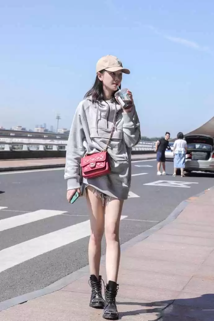 黄灿灿穿搭秘诀:灰蓝色卫衣配短裤,轻松秀出大长腿
