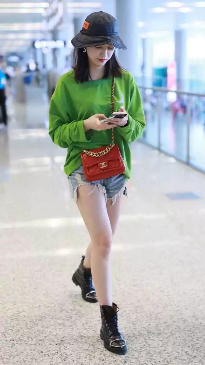 黄灿灿穿搭秘诀:灰蓝色卫衣配短裤,轻松秀出大长腿