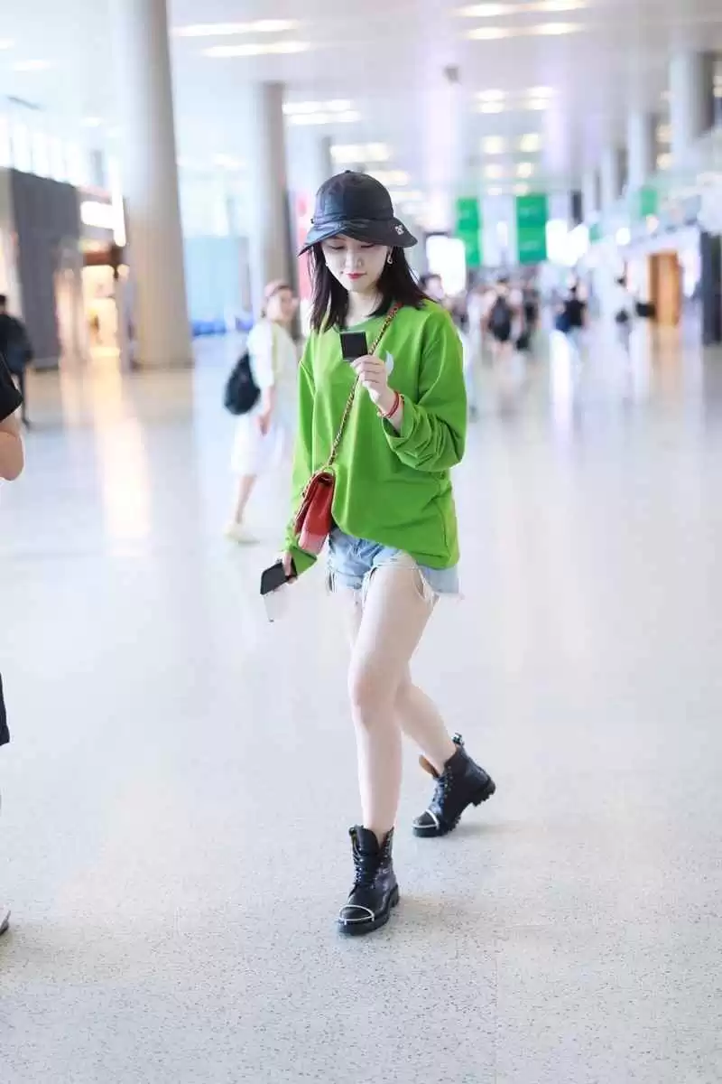 黄灿灿穿搭秘诀:灰蓝色卫衣配短裤,轻松秀出大长腿