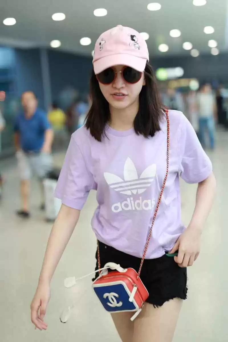 黄灿灿穿搭秘诀:灰蓝色卫衣配短裤,轻松秀出大长腿