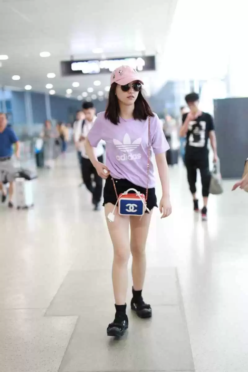 黄灿灿穿搭秘诀:灰蓝色卫衣配短裤,轻松秀出大长腿