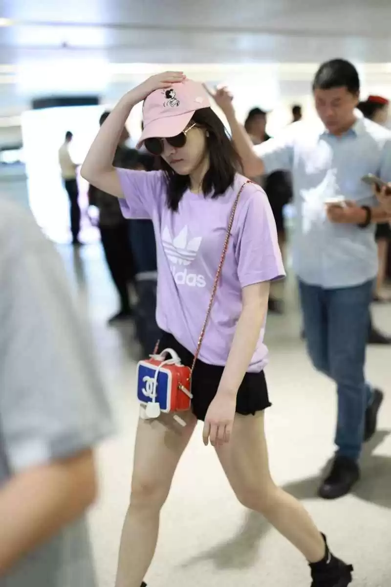 黄灿灿穿搭秘诀:灰蓝色卫衣配短裤,轻松秀出大长腿