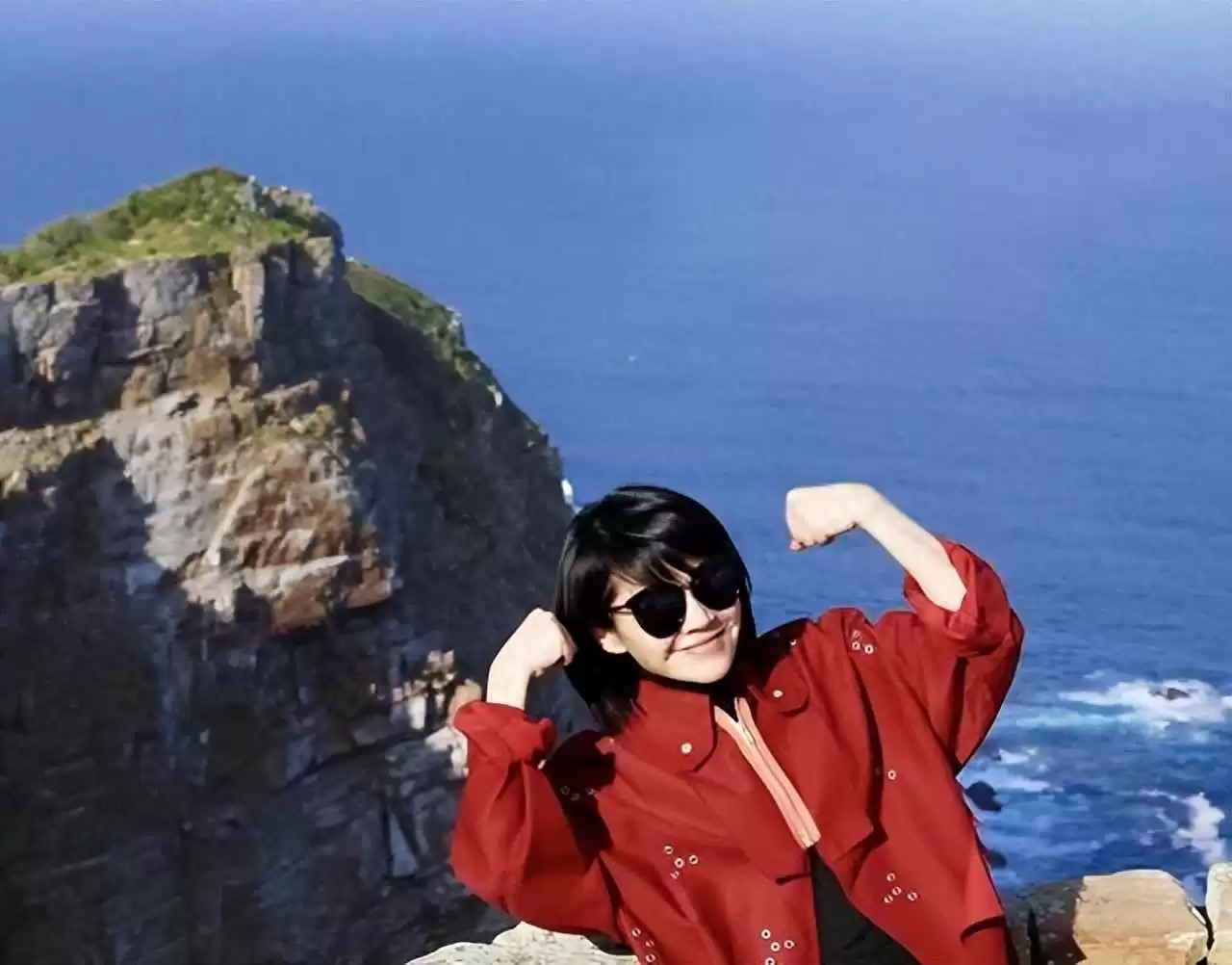 56岁许晴旅游穿搭秀：风衣皮裤短发造型，减龄时尚秘诀大公开