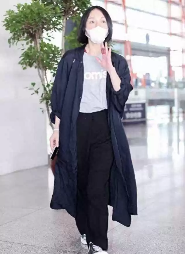 周迅的穿搭秘籍:小个子中年女性这样穿,简约高级气质出众 周迅的穿搭秘籍:小个子中年女性这样穿,简约高级气质出众