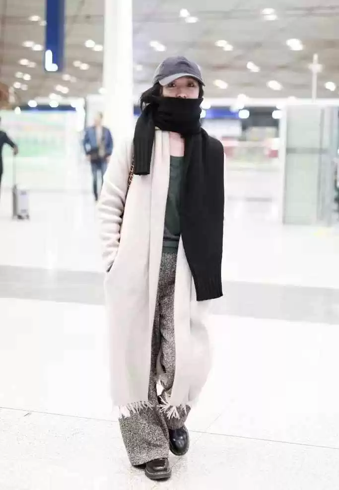 周迅的穿搭秘籍:小个子中年女性这样穿,简约高级气质出众