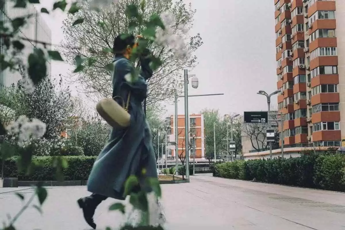 周迅的穿搭秘籍:小个子中年女性这样穿,简约高级气质出众