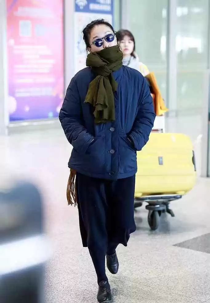 周迅的穿搭秘籍:小个子中年女性这样穿,简约高级气质出众