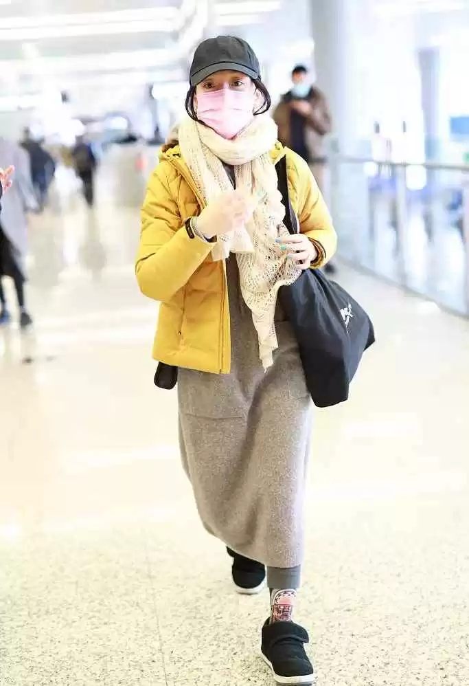 周迅的穿搭秘籍:小个子中年女性这样穿,简约高级气质出众