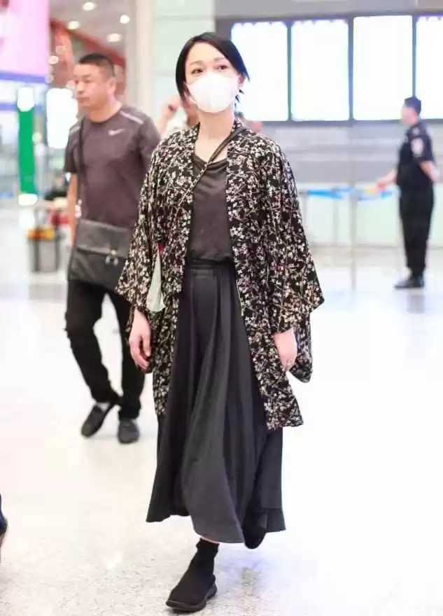 周迅的穿搭秘籍:小个子中年女性这样穿,简约高级气质出众