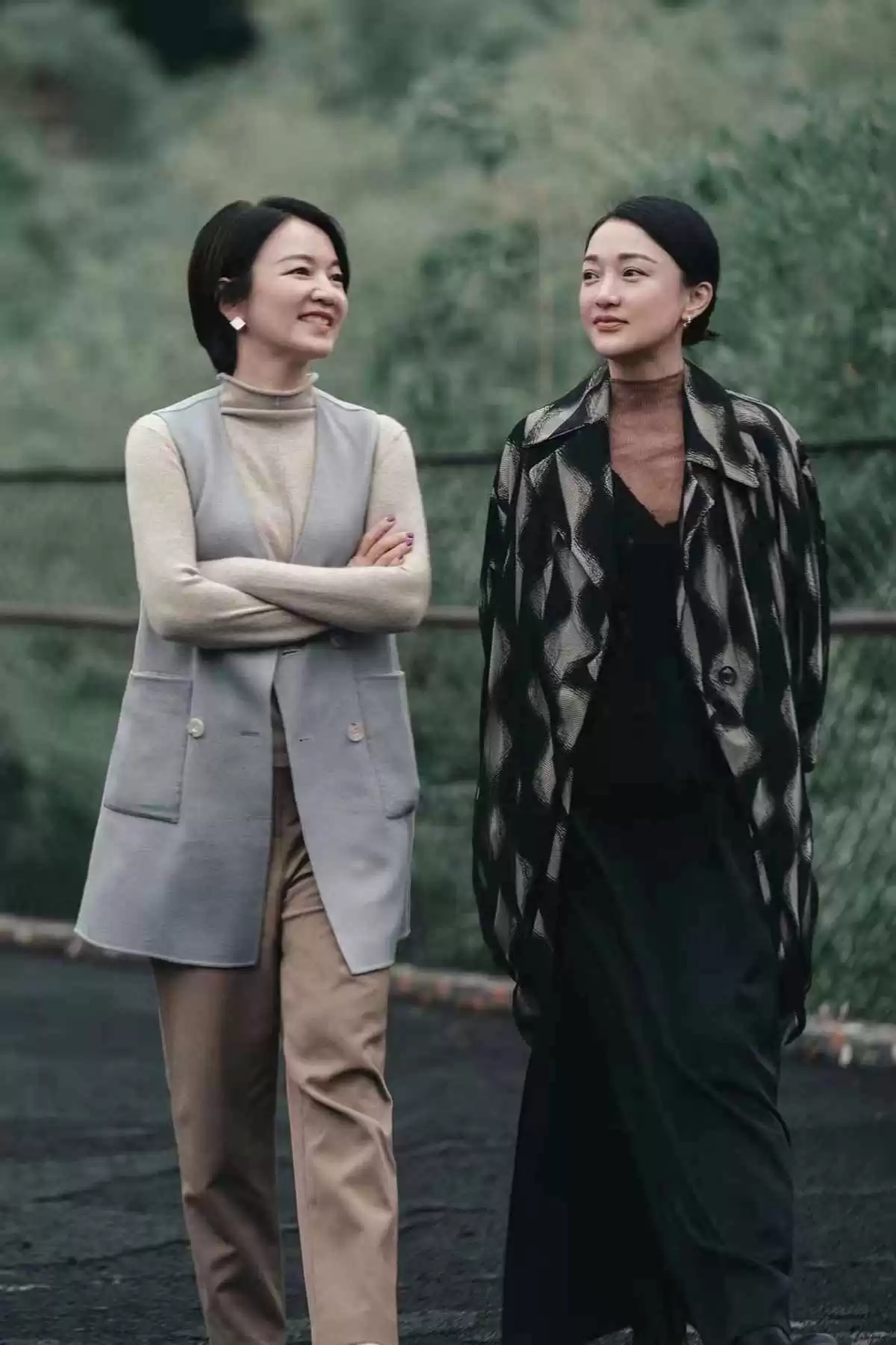 周迅的穿搭秘籍:小个子中年女性这样穿,简约高级气质出众