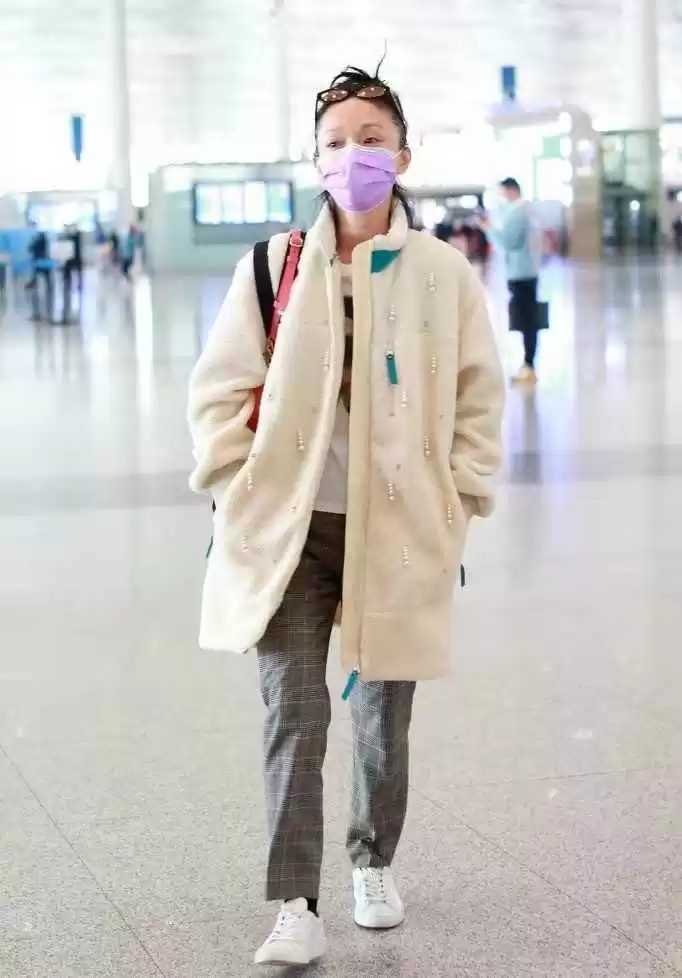 周迅的穿搭秘籍:小个子中年女性这样穿,简约高级气质出众