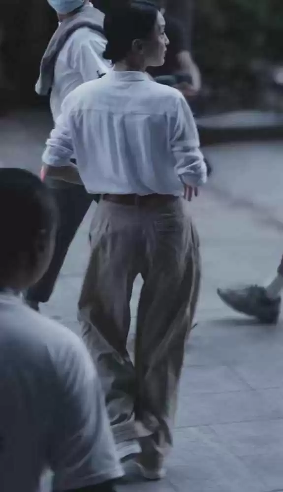 周迅的穿搭秘籍:小个子中年女性这样穿,简约高级气质出众