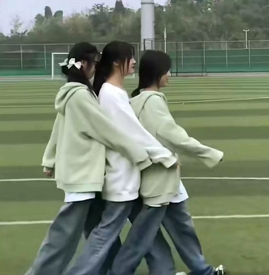 初一女生穿衣搭配新风尚：大码衣裤配八字刘海，父母吐槽全国统一？